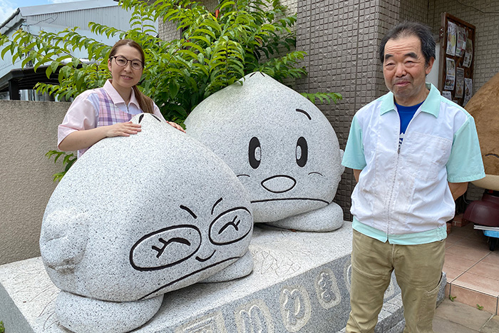 小田喜夫妻と石像